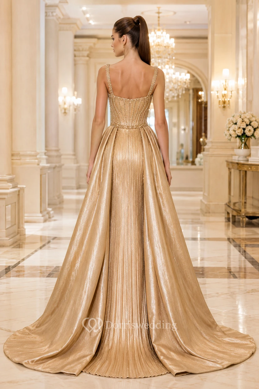 Robe de soirée dorée métallisée avec corsage carré orné de perles et traîne. view 2