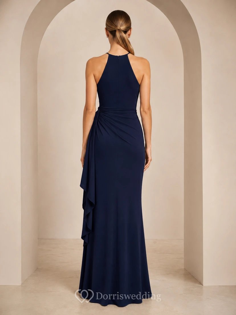 Dunkelblaues Crêpe-Abendkleid mit hohem Kragen und seitlicher Drapierung view 2
