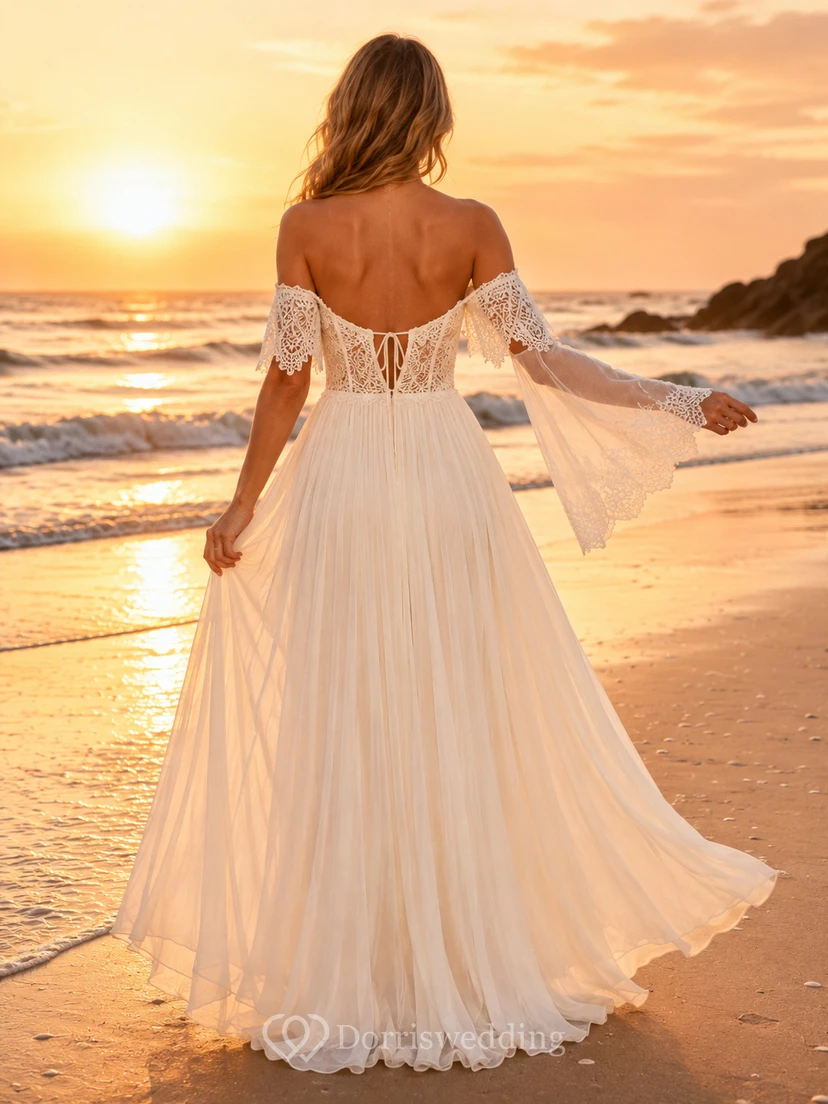 Robe de mariée de plage en mousseline de soie à épaules dénudées et manches en dentelle view 2