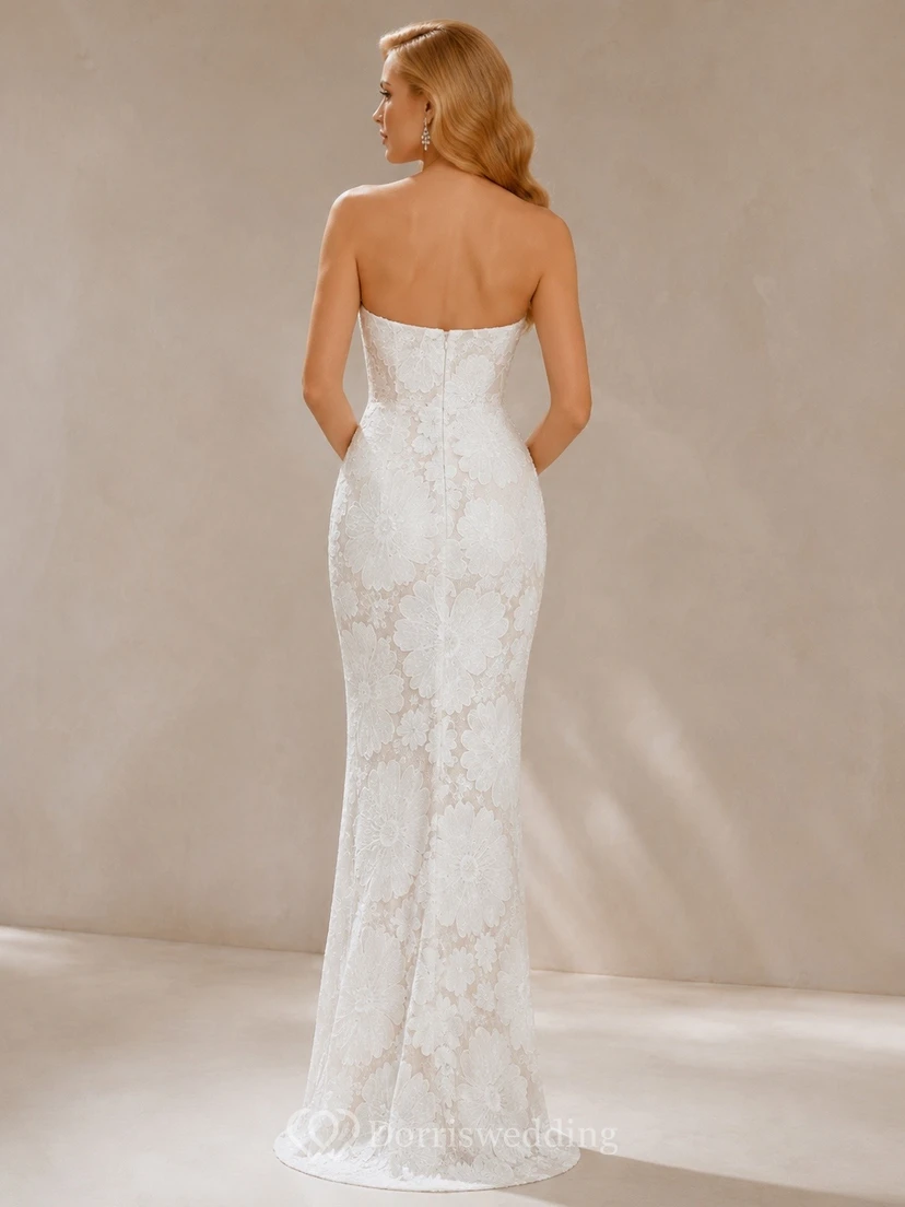 Elegante vestido de noche de novia estilo sirena sin tirantes con encaje y cola larga view 2