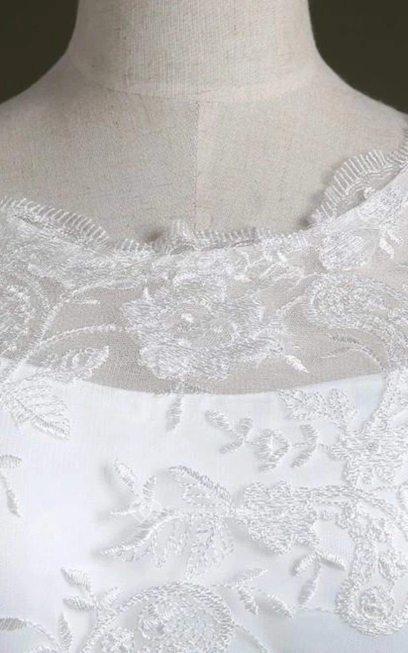 Robe longue trapèze en tulle et dentelle satinée, ornée d'appliqués et d'un corset zippé au dos. view 3