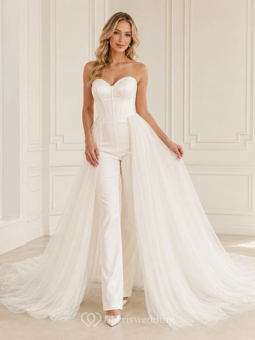 Minimalistischer Braut-Jumpsuit aus Satin-Tüll, trägerlos, mit Herzausschnitt und Schleppe