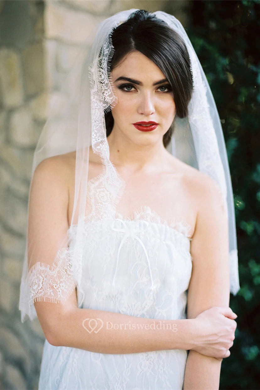 Voile de mariée court en dentelle appliquée, style rétro simple, idéal pour les voyages et les séances photo en studio. Tulle blanc doux.