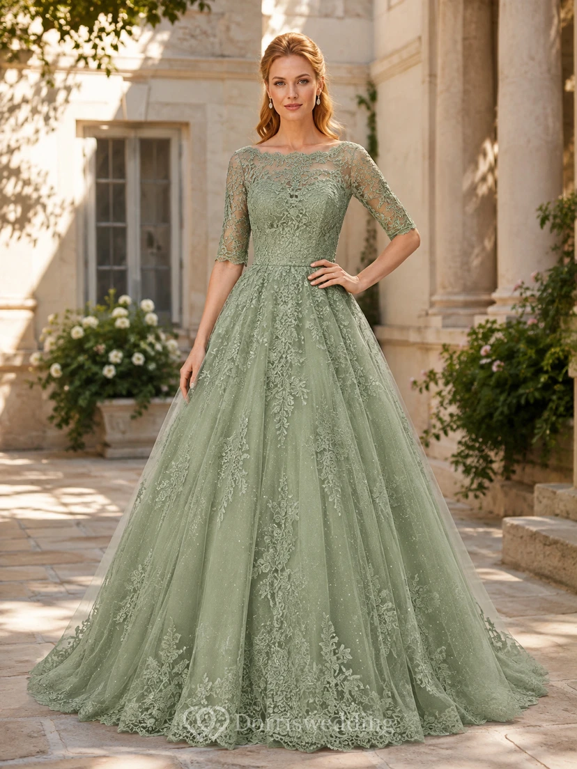Vestido de gala clásico color celadón con escote barco, mangas cortas, encaje floral ilusión y tul, con cola larga.