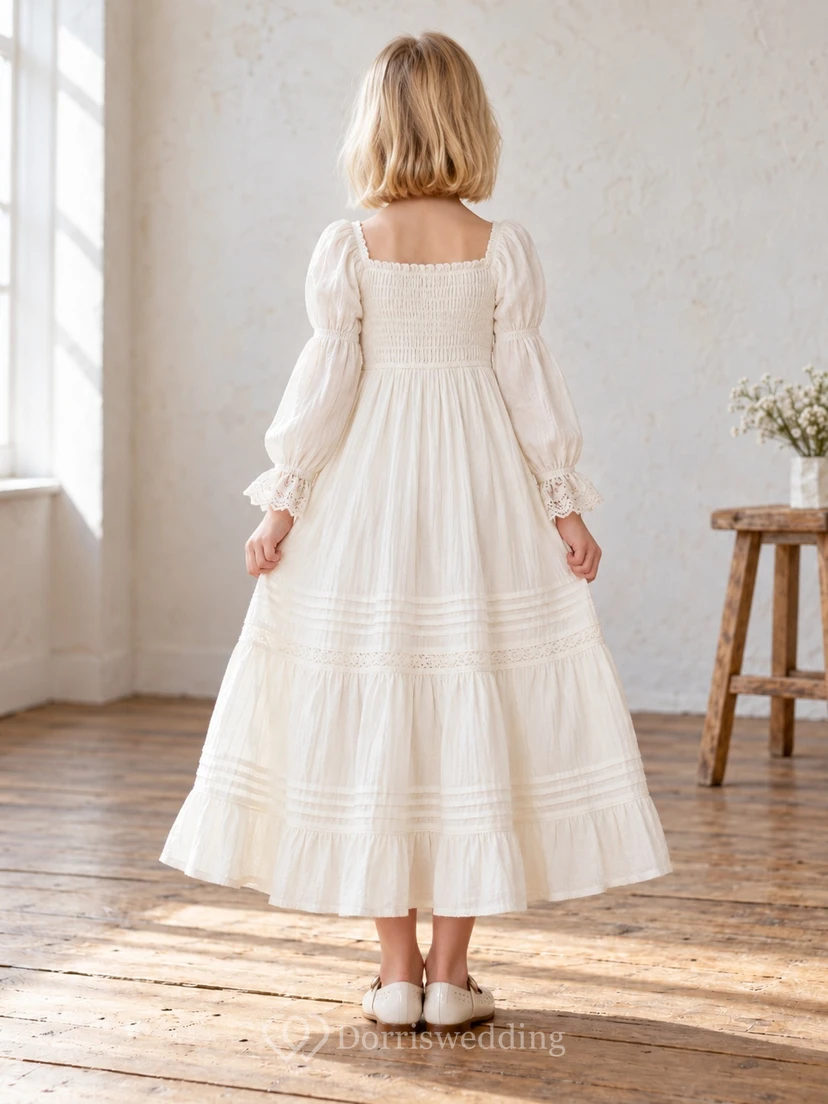 Renaissance Weißes Blumenmädchenkleid mit eckigem Ausschnitt, langen Ärmeln und Raffungen view 2