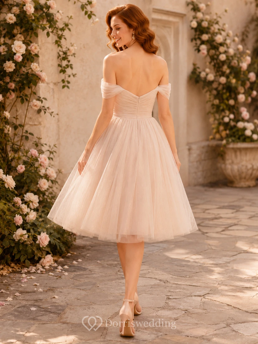 Vestido de novia romántico de corte A, largo hasta la rodilla, de tul, con hombros descubiertos, ideal para recepciones en jardines. view 2