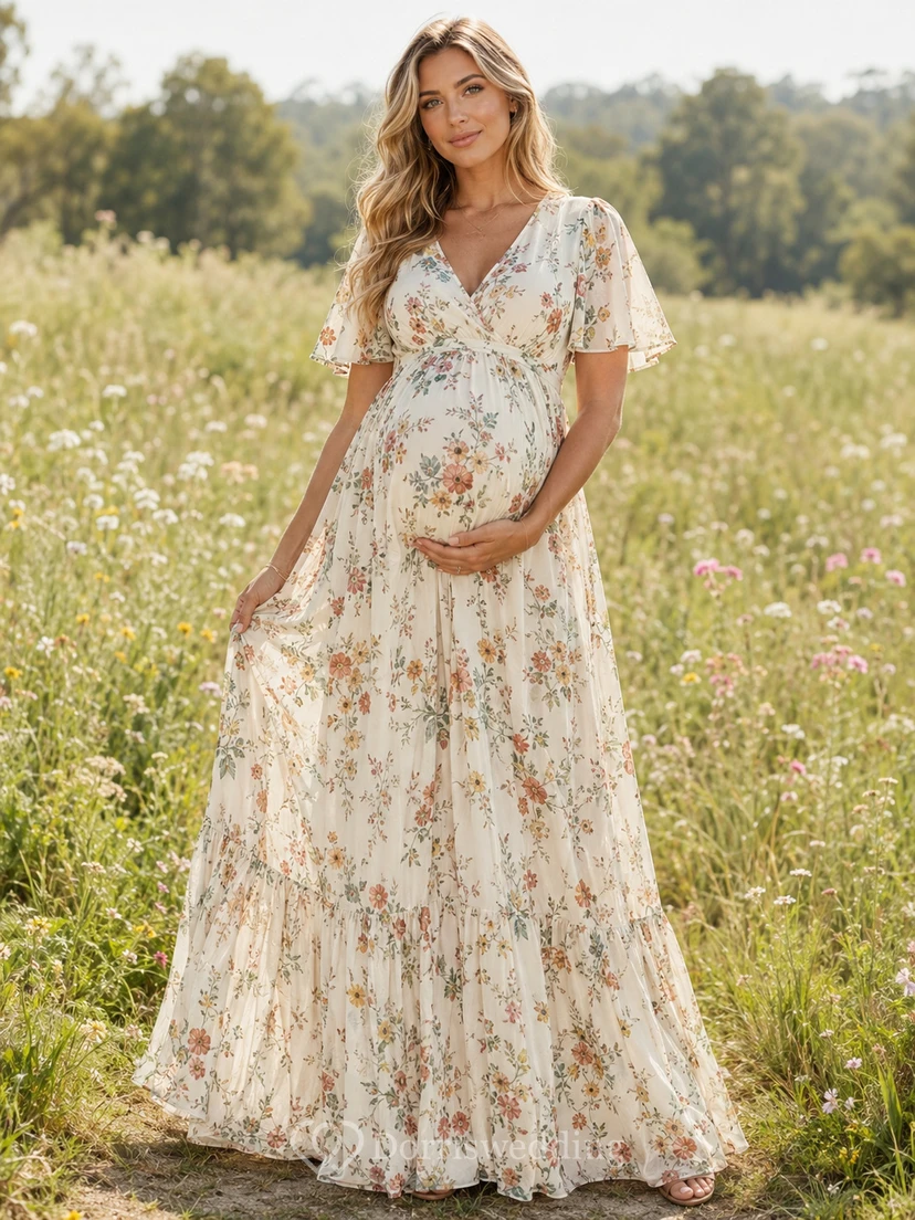 Robe de maternité bohème crème à fleurs, manches papillon, col en V et coupe trapèze à volants, longueur au sol.