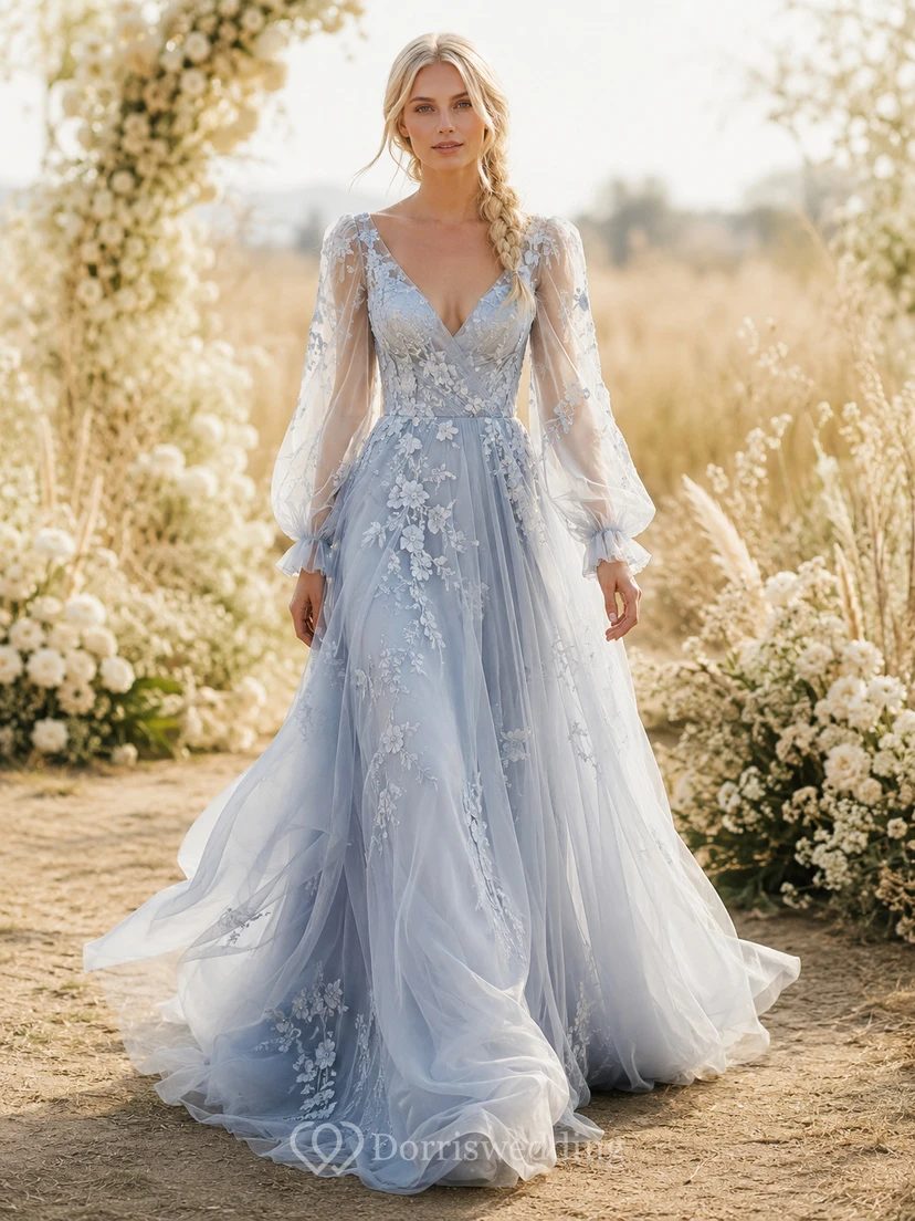 Robe de mariée en tulle bleu pâle à manches longues et col en V, ornée de dentelle florale et de fleurs.