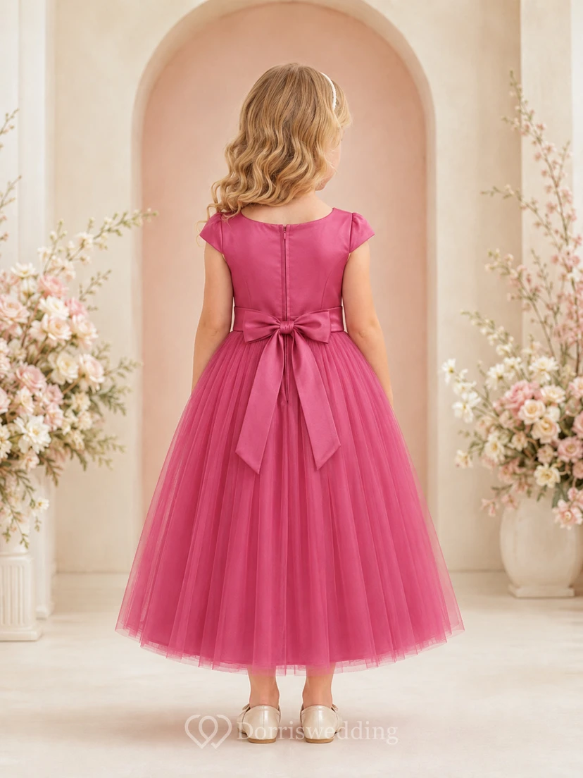 Robe de demoiselle d'honneur élégante en tulle rose framboise, coupe trapèze, sans manches, avec nœud et jupe à volants. view 2