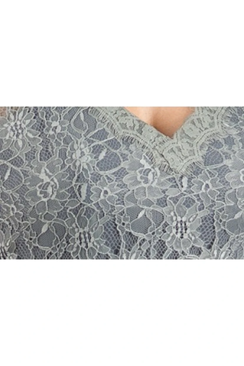 Langes, plissiertes A-Linien-Kleid mit V-Ausschnitt, Spitzenoberteil und Muschelsaum sowie Schlüssellochausschnitt am Rücken – ideal für die Mutter der Braut. view 3