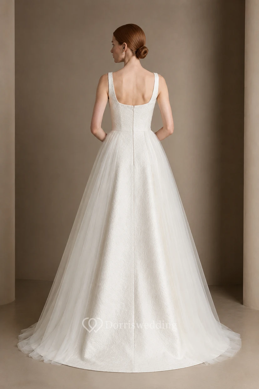 Vestido de novia de satén con escote cuadrado, tirantes y cola larga. view 2