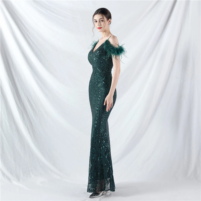 Robe de soirée haut de gamme ornée de perles florales et de plumes d'autruche. view 42