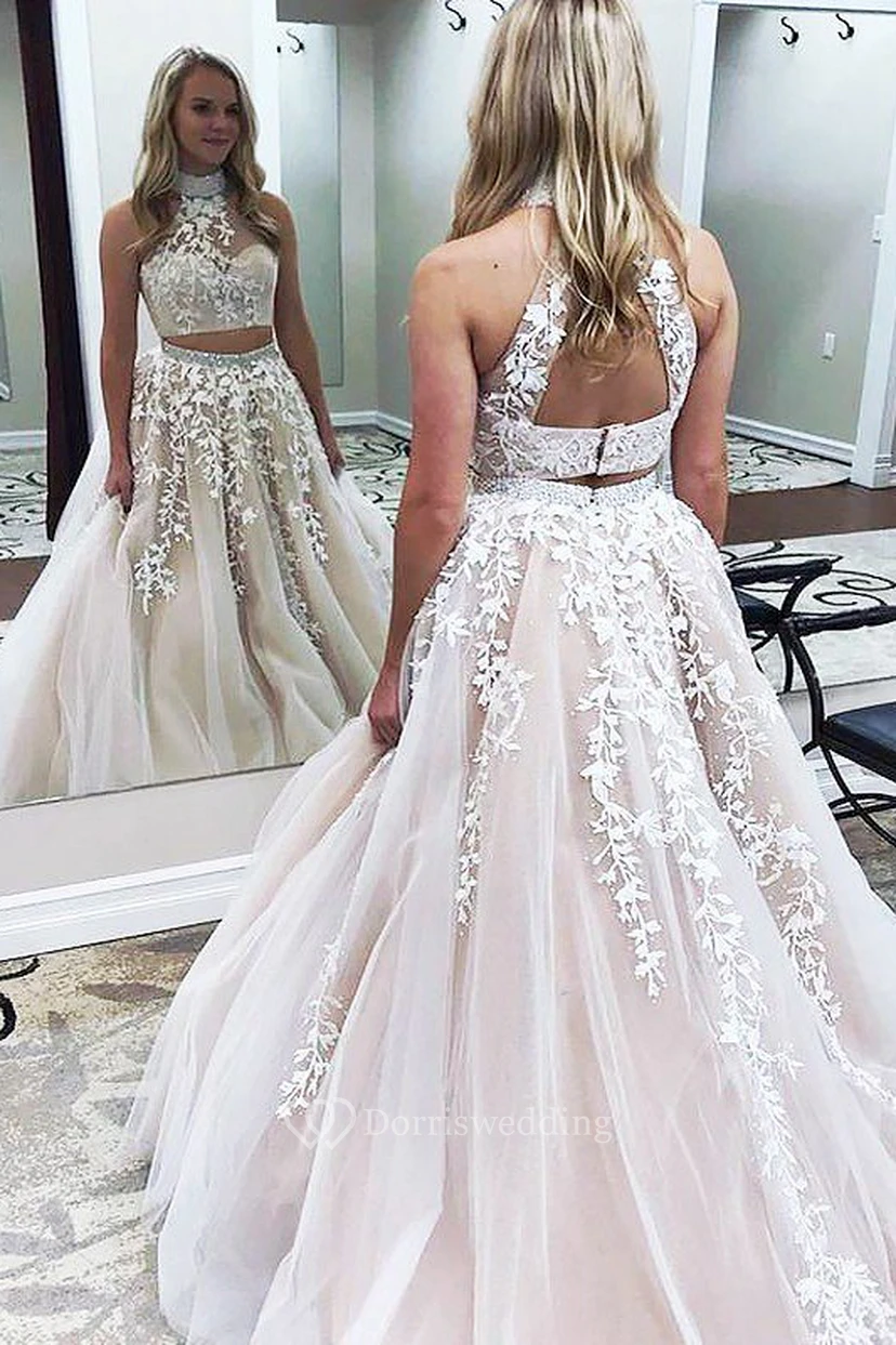 Ärmelloses A-Linien-Kleid aus Spitze und Tüll mit hohem Kragen und Schlüssellochausschnitt