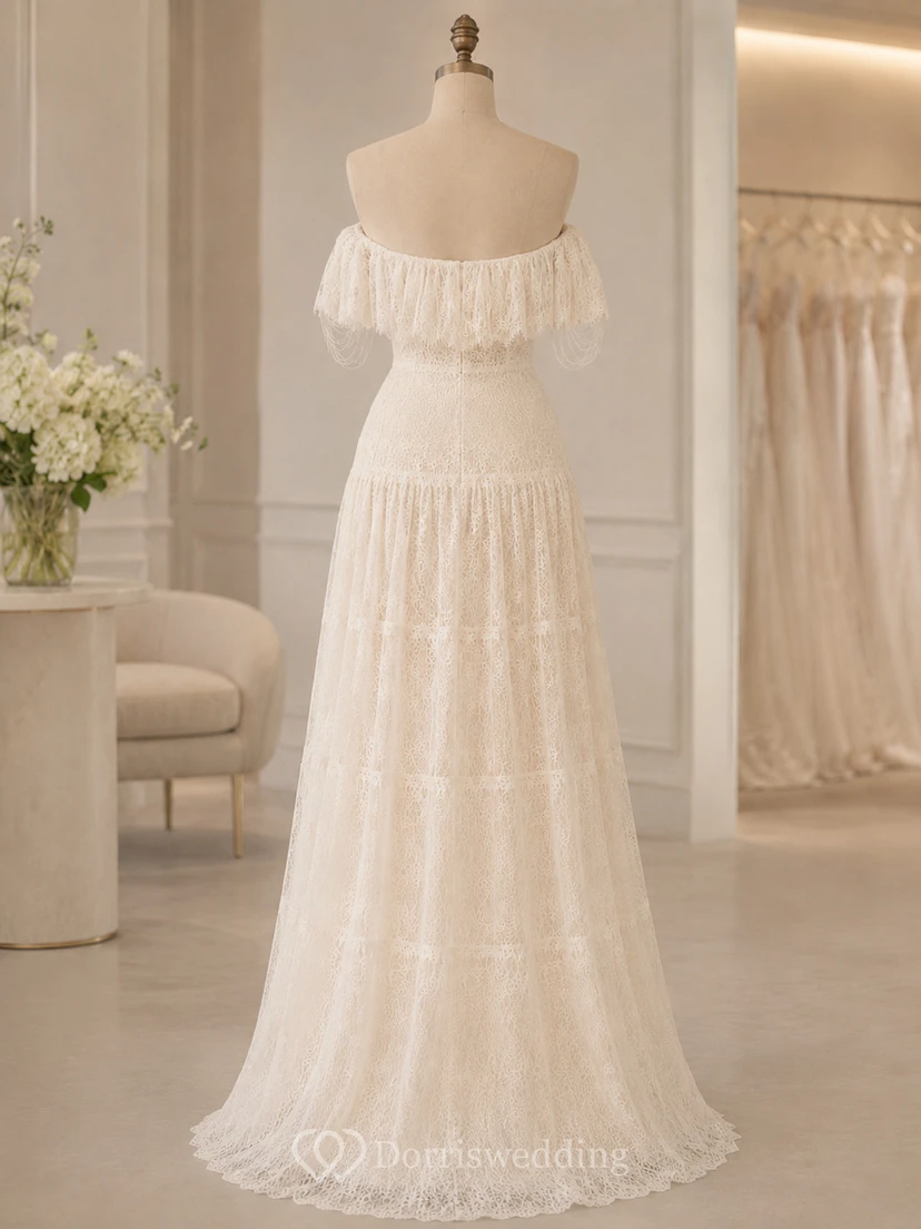Vestido de novia bohemio de talla grande con hombros descubiertos, volantes y encaje con flecos view 8