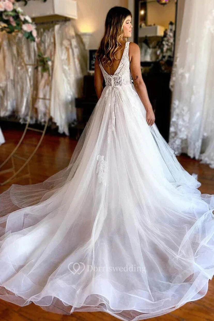 Robe de mariée sexy à décolleté en V, sans manches, en tulle appliqué illusion et dos nu plongeant en V view 2