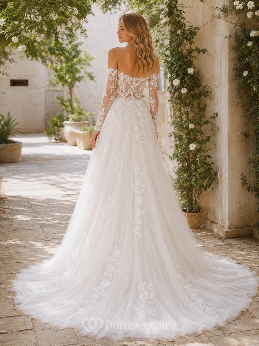 Robe de mariée bohème en dentelle florale, épaules dénudées, manches longues, coupe trapèze, traîne courte, épaules courtes et épaules dénudées. view 2