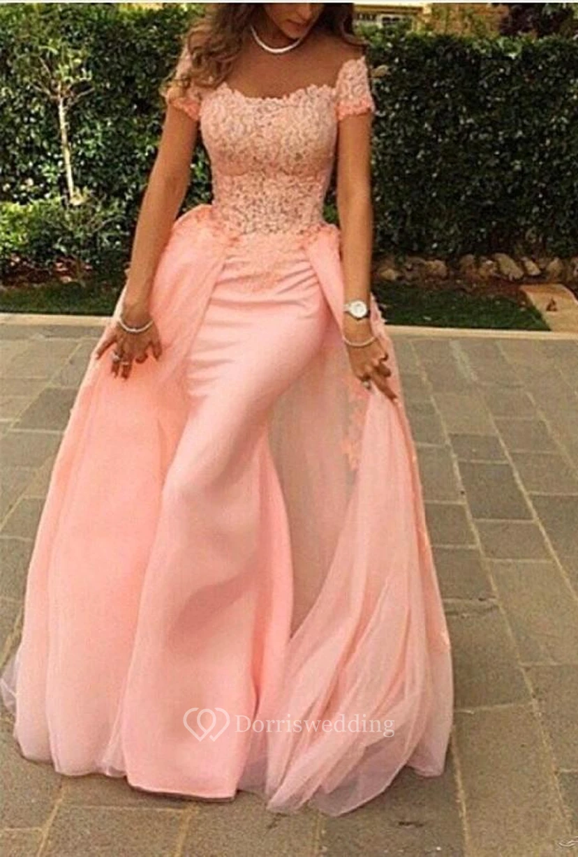 Vestido de noche moderno de tul estilo sirena con hombros descubiertos y encaje hasta el suelo