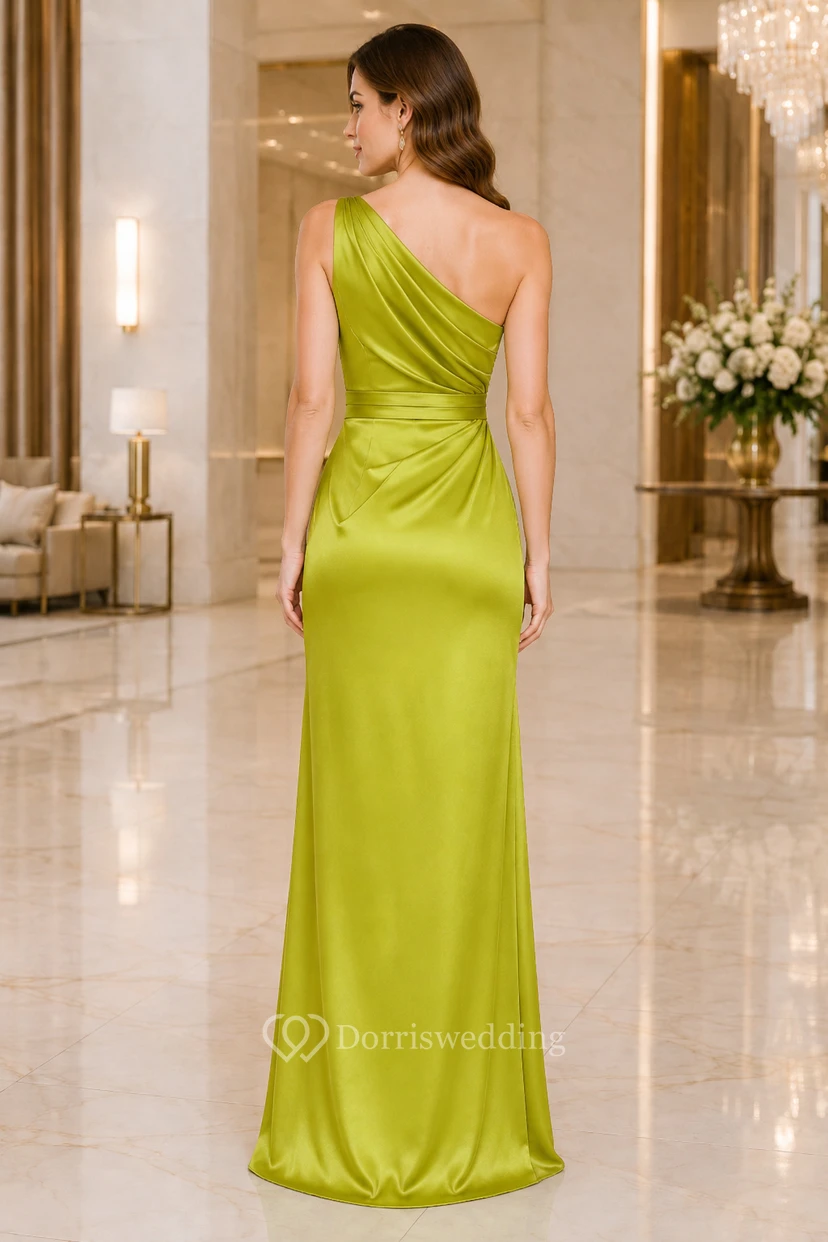 Vestido de noche de satén verde lima, corte recto, un solo hombro, sin mangas, con abertura y largo hasta el suelo. view 2