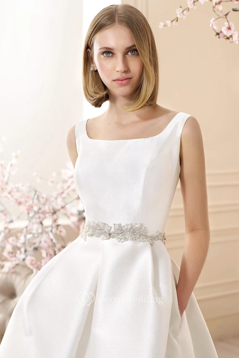 Vestido de novia corto de satén con escote cuadrado, sin mangas, con pedrería y corte en A view 3