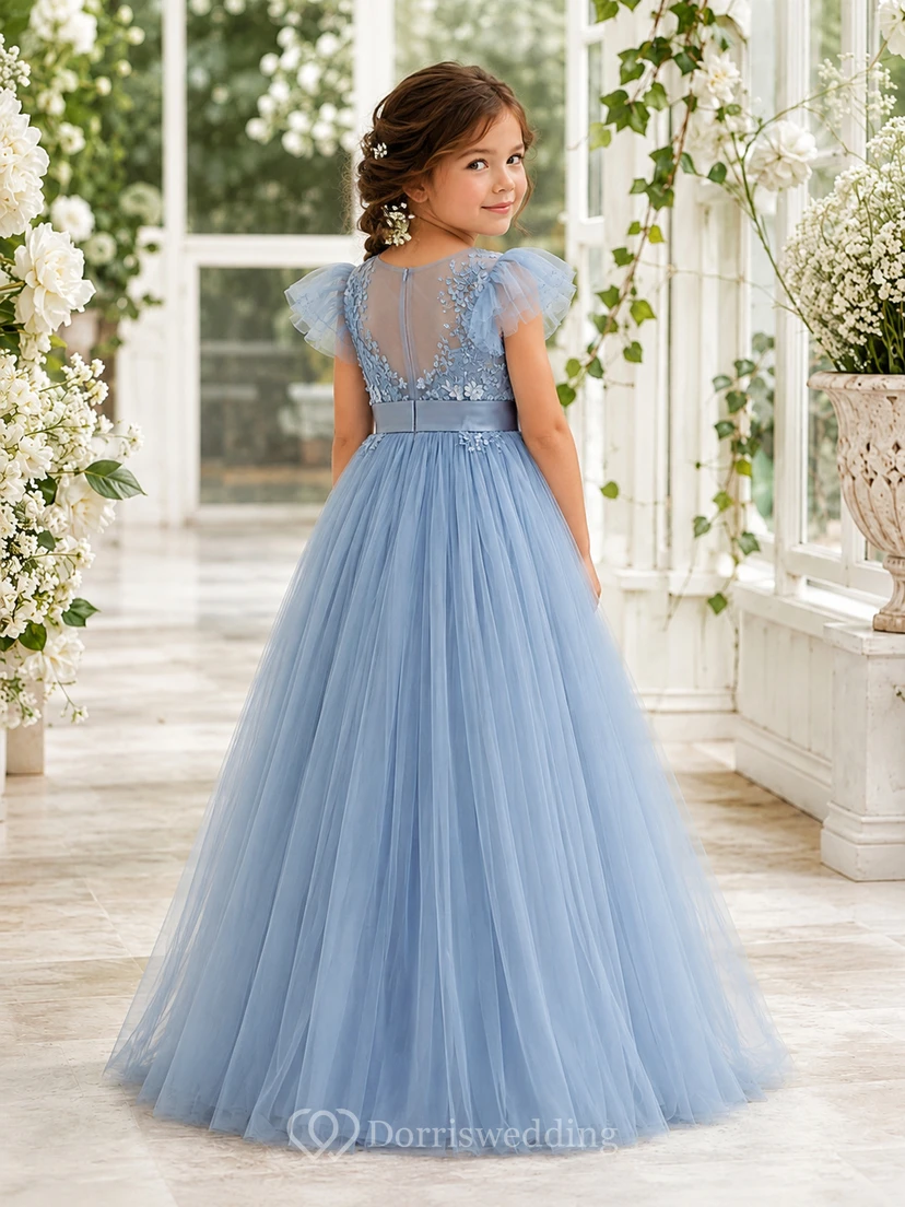 Robe longue bleu acier élégante pour demoiselle d'honneur, coupe trapèze, en tulle et dentelle, col bijou, manches pétales et applications. view 2