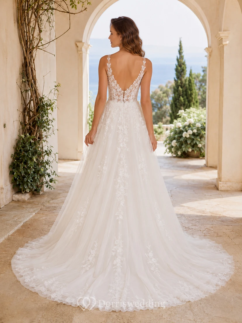 Robe de mariée romantique en dentelle, col V, coupe trapèze, traîne chapelle, style jardin view 2