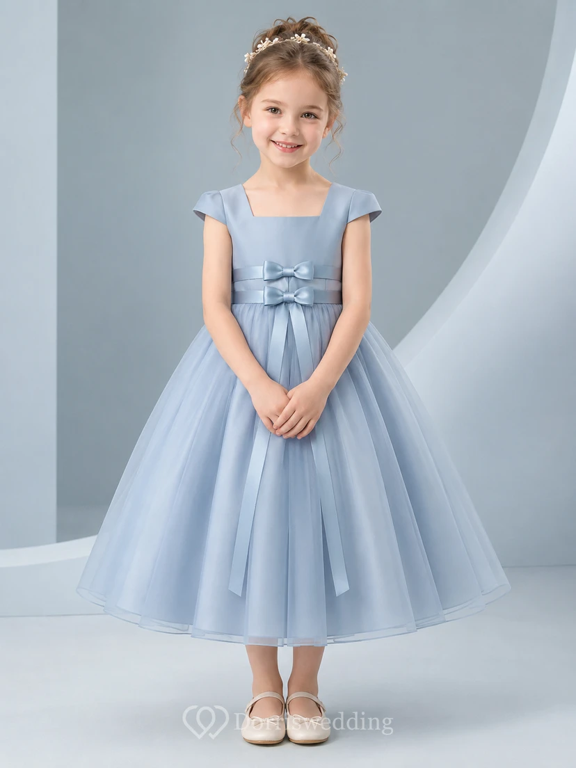 Blaues A-Linien-Kleid aus Tüllspitze für Blumenmädchen mit kurzen Ärmeln, V-Ausschnitt, wadenlangem Rock und Schleifendetail.