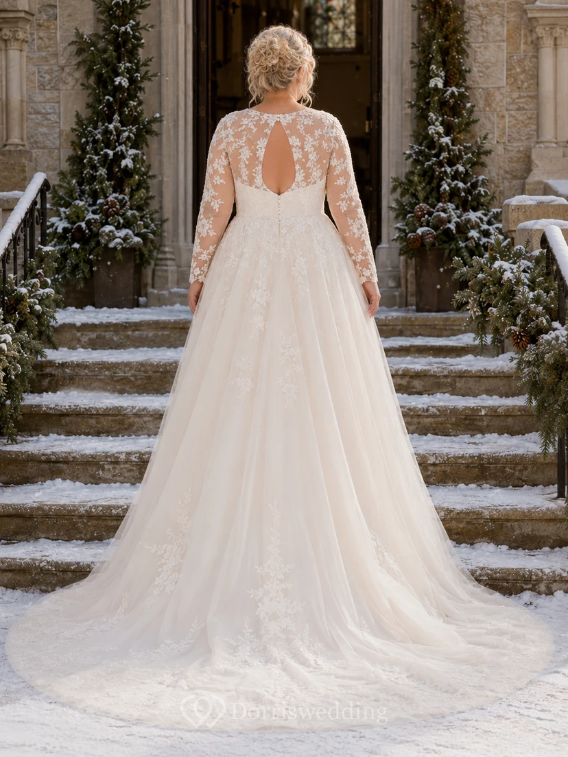 Robe de mariée grande taille à manches longues illusion en dentelle et tulle, coupe trapèze, décolleté en goutte d'eau view 2