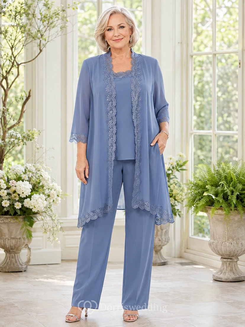 Dreiteiliger Hosenanzug in Übergröße aus schieferblauer Spitze mit Rundhalsausschnitt und Dreiviertelärmeln, elegantem Schnitt und langem Blazer