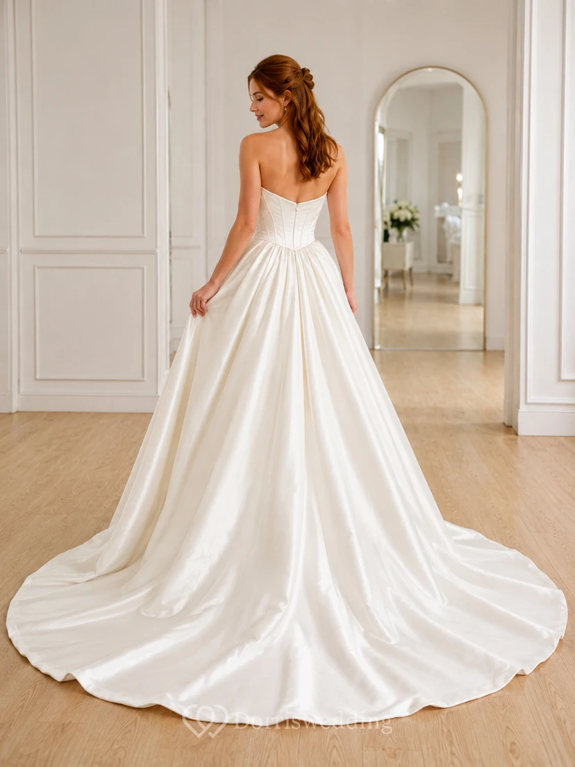 Vestido de novia minimalista de satén, estilo princesa, sin tirantes, con escote corazón y cola larga. view 2