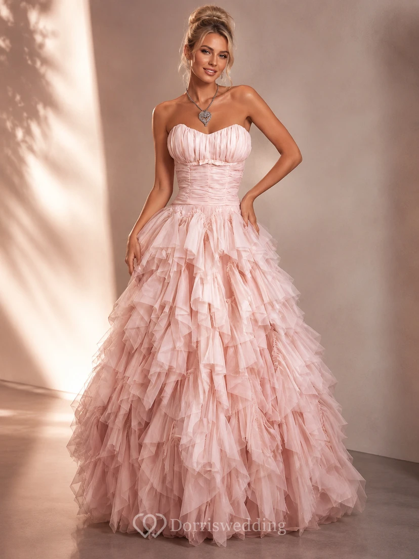 Precioso vestido de fiesta de tul con escote corazón y volantes hasta el suelo.