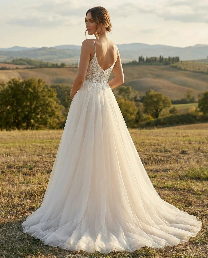 Robe de mariée de maternité en dentelle blanche à col en V et traîne en tulle view 2