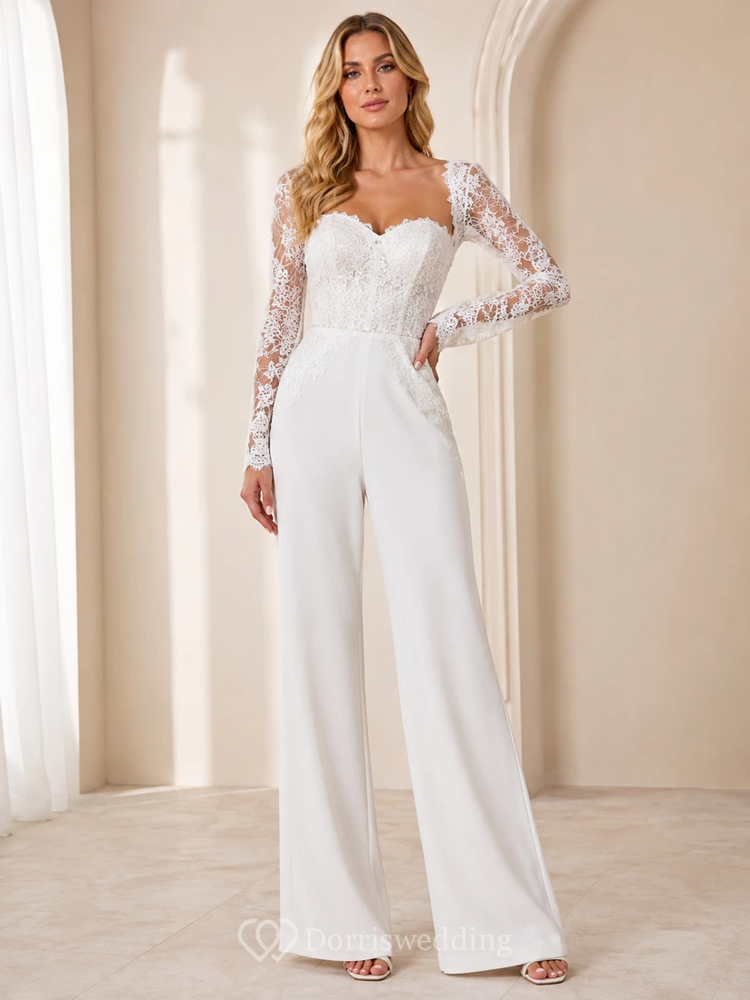 Mono de noche moderno de encaje ilusión con escote corazón, manga larga y pernera ancha hasta el suelo para bodas.