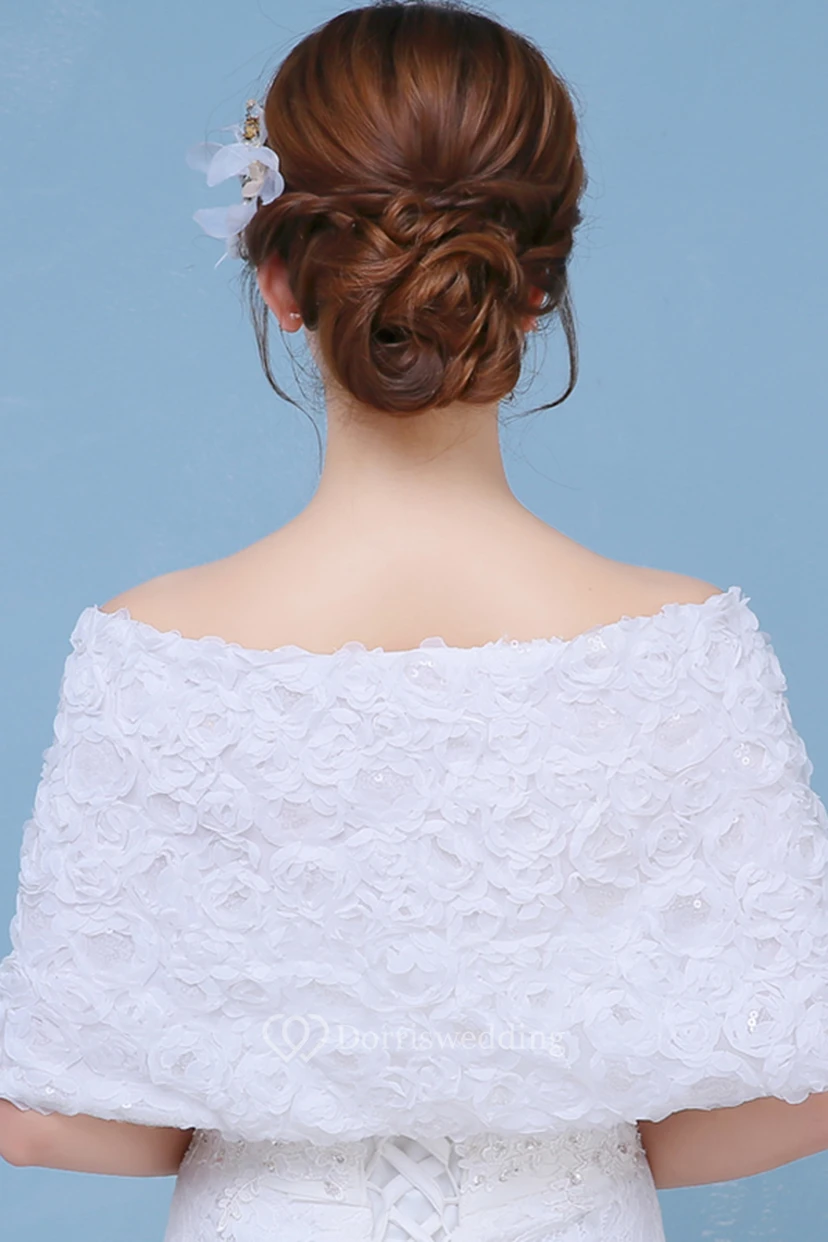 Neues dreidimensionales Chiffon-Schulterteil mit Rosenpailletten und weißem Schal view 4