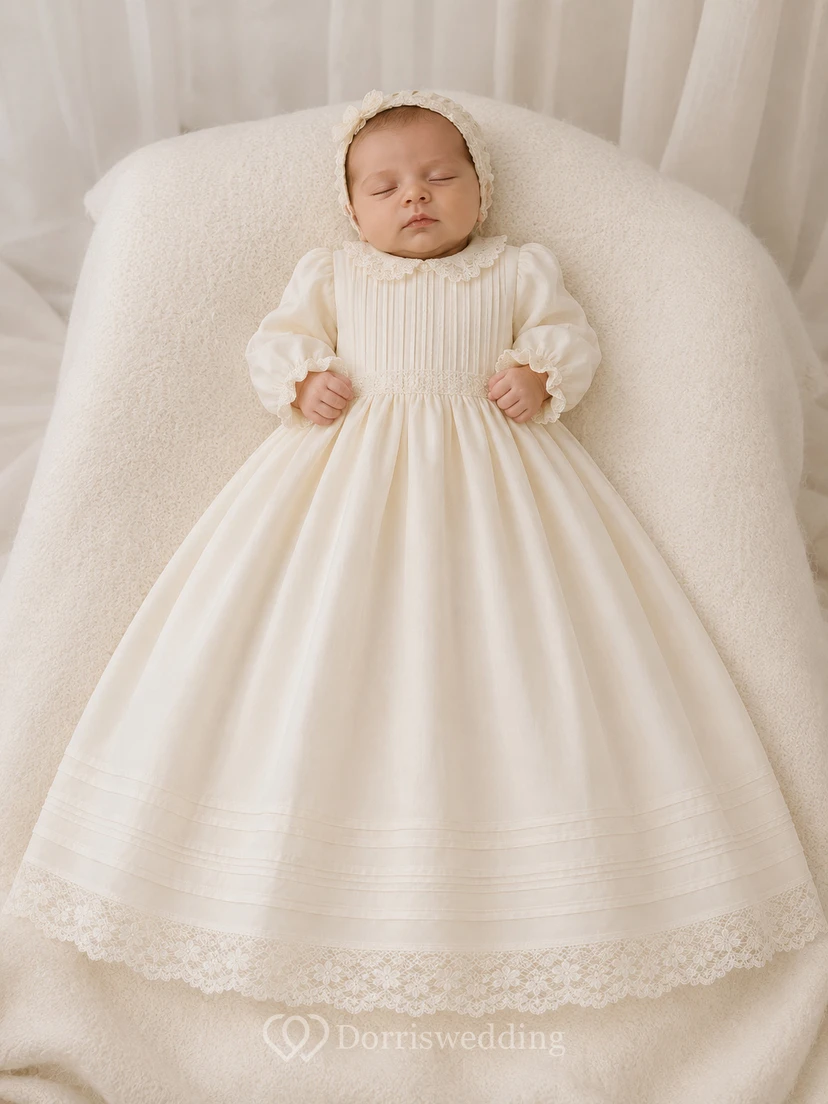 Vestido de bautizo vintage con corpiño plisado, corte en A, manga larga y dobladillo de encaje.