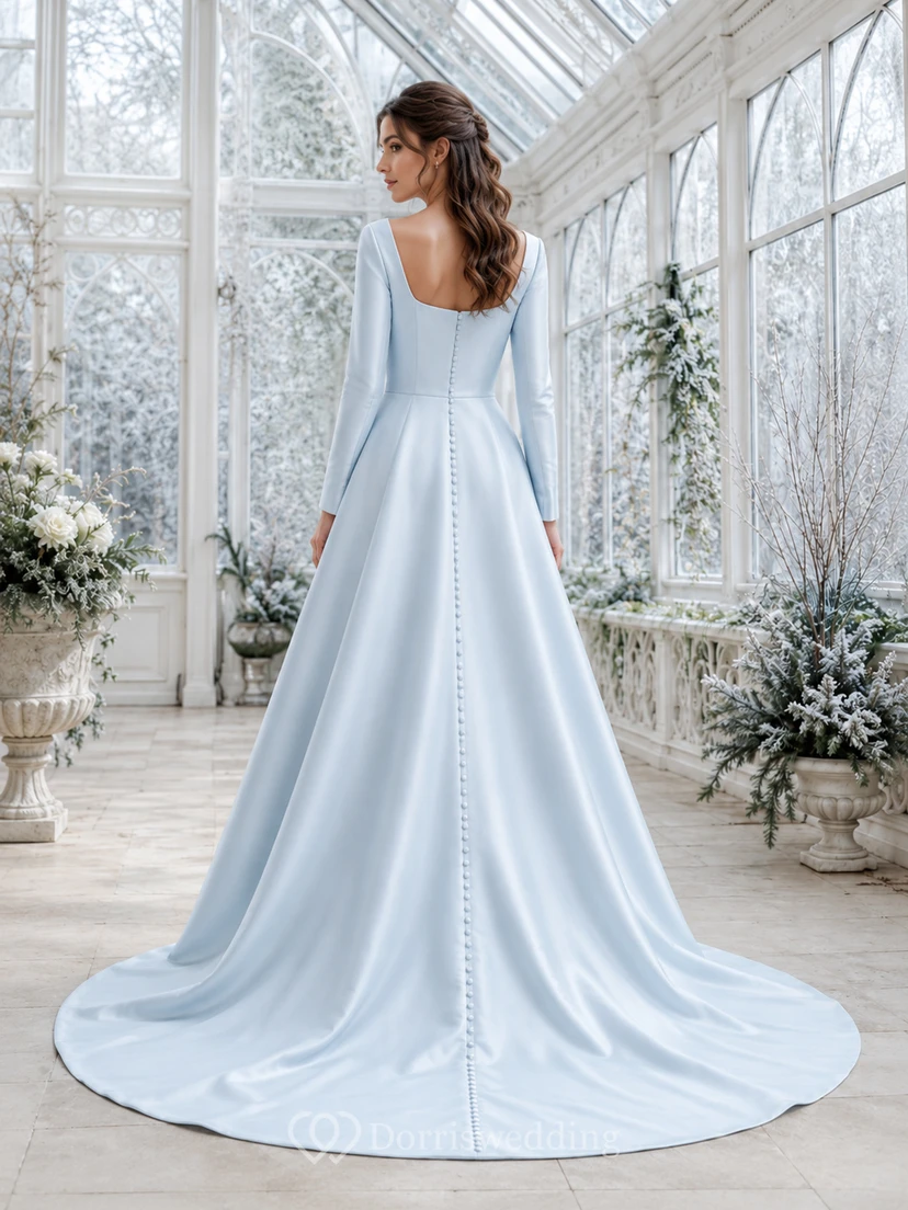 Robe de mariée bleu poudré en satin satiné, col carré, manches longues, coupe trapèze view 2