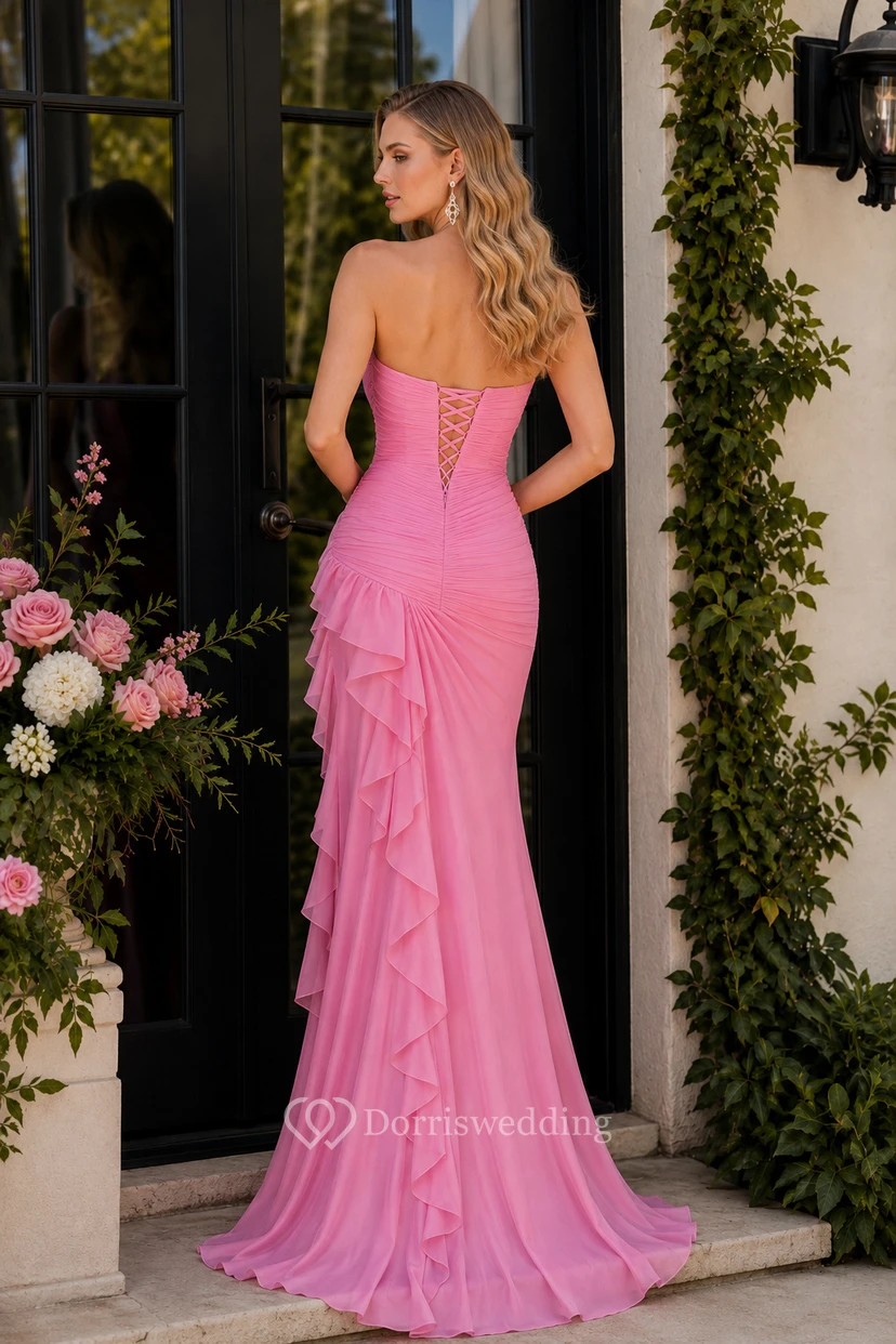 Robe de soirée fourreau rose bonbon sans bretelles, jupe à volants cascade et fente sur le devant view 2