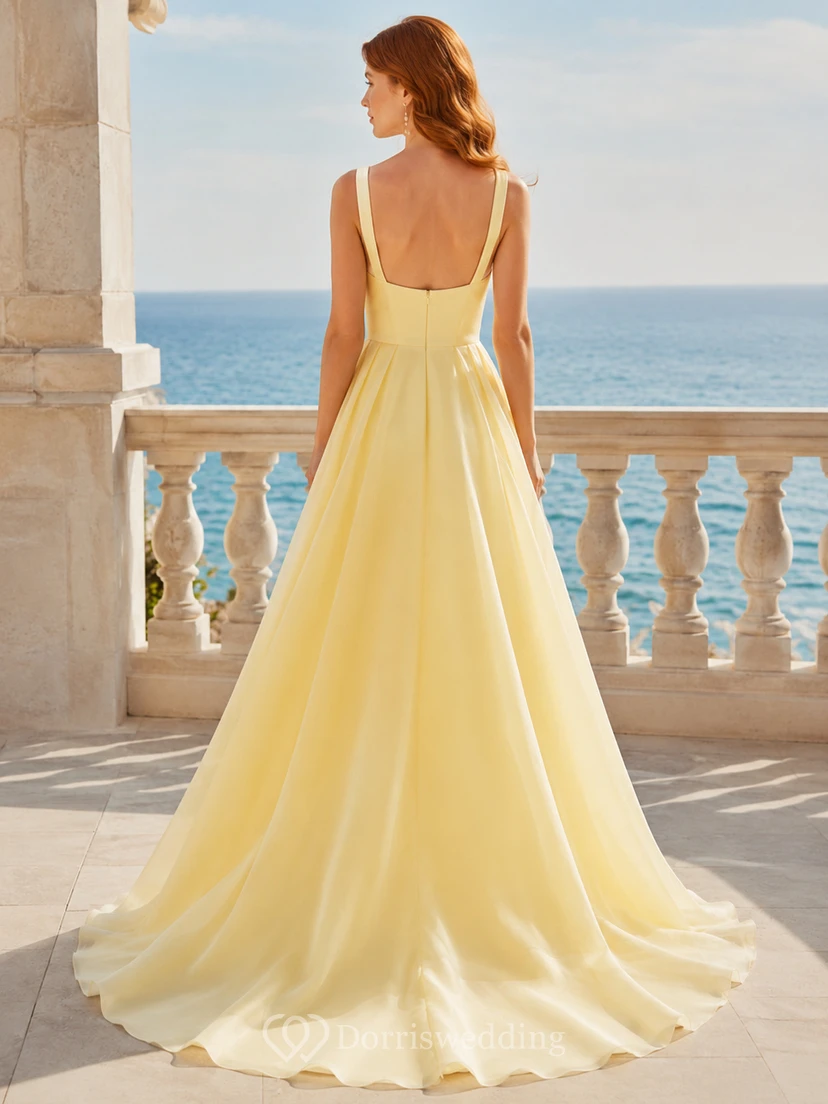 Vestido de novia de organza color amarillo narciso con escote cuadrado, corte en A y cola de capilla, ideal para bodas en jardines. view 2