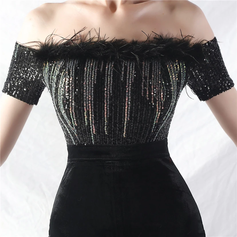 Vestido de noche asimétrico de terciopelo con plumas de avestruz. view 18