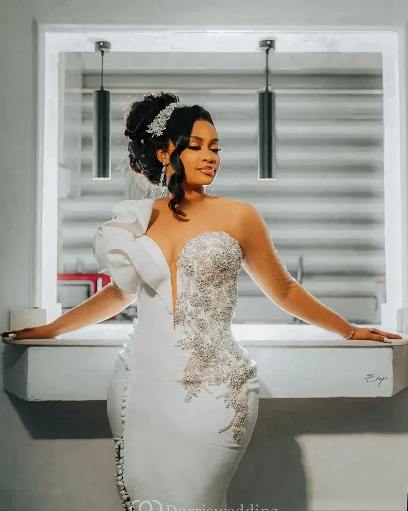 Robe de mariée glamour asymétrique en satin ornée de perles view 4