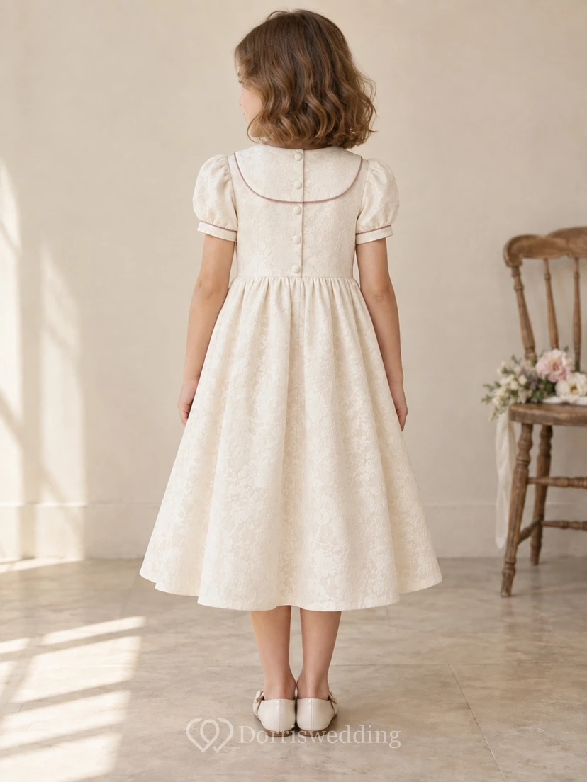 Schlichtes, cremefarbenes Vintage-Kleid in Teelänge mit tiefem Paspeleinsatz, kurzen Puffärmeln, Bündchen und floralem Jacquardmuster. view 2