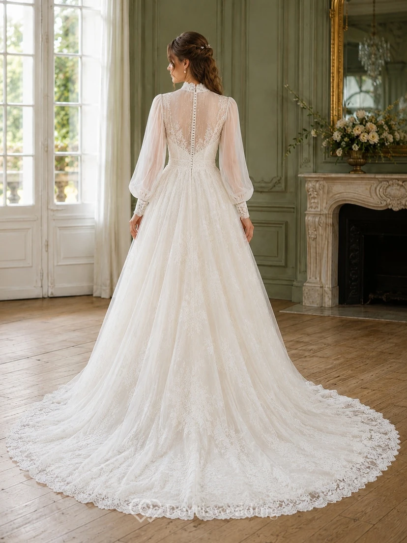 Vestido de novia clásico de encaje con mangas largas, cuello alto, corte en A y cola larga. view 2
