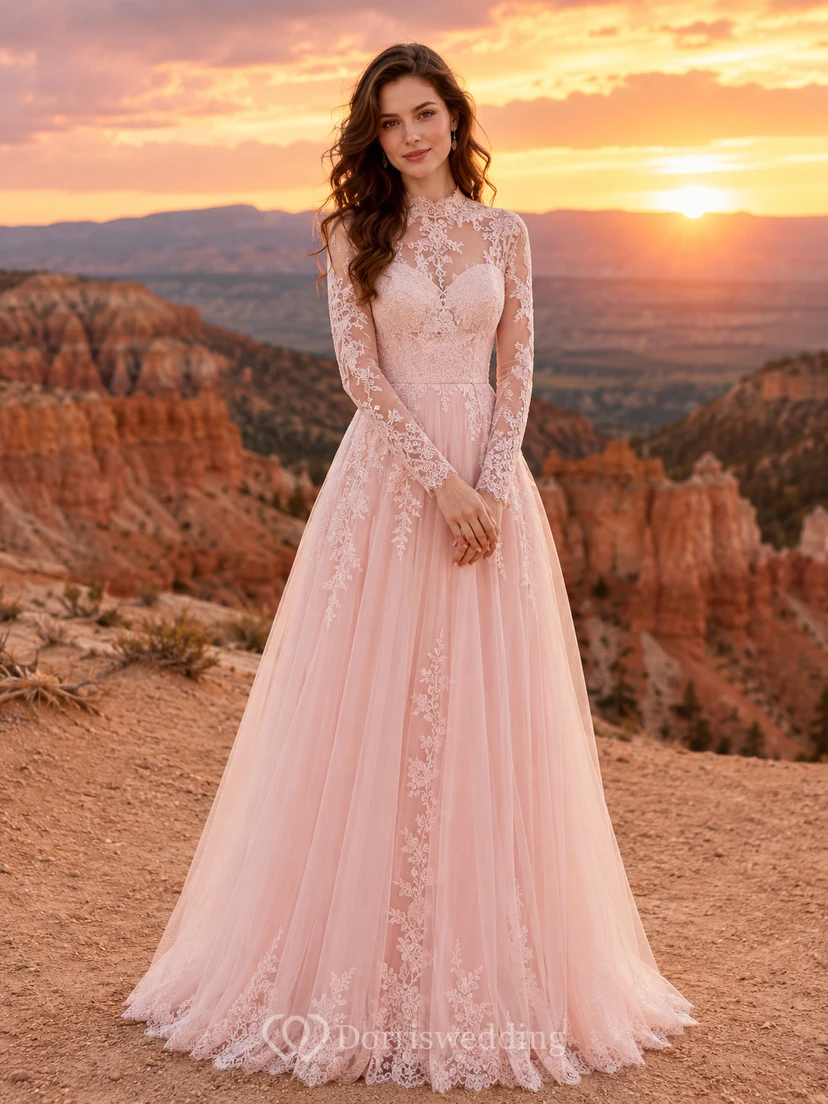 Brautkleid im Boho-Stil mit hohem Kragen, langen Ärmeln und Spitze
