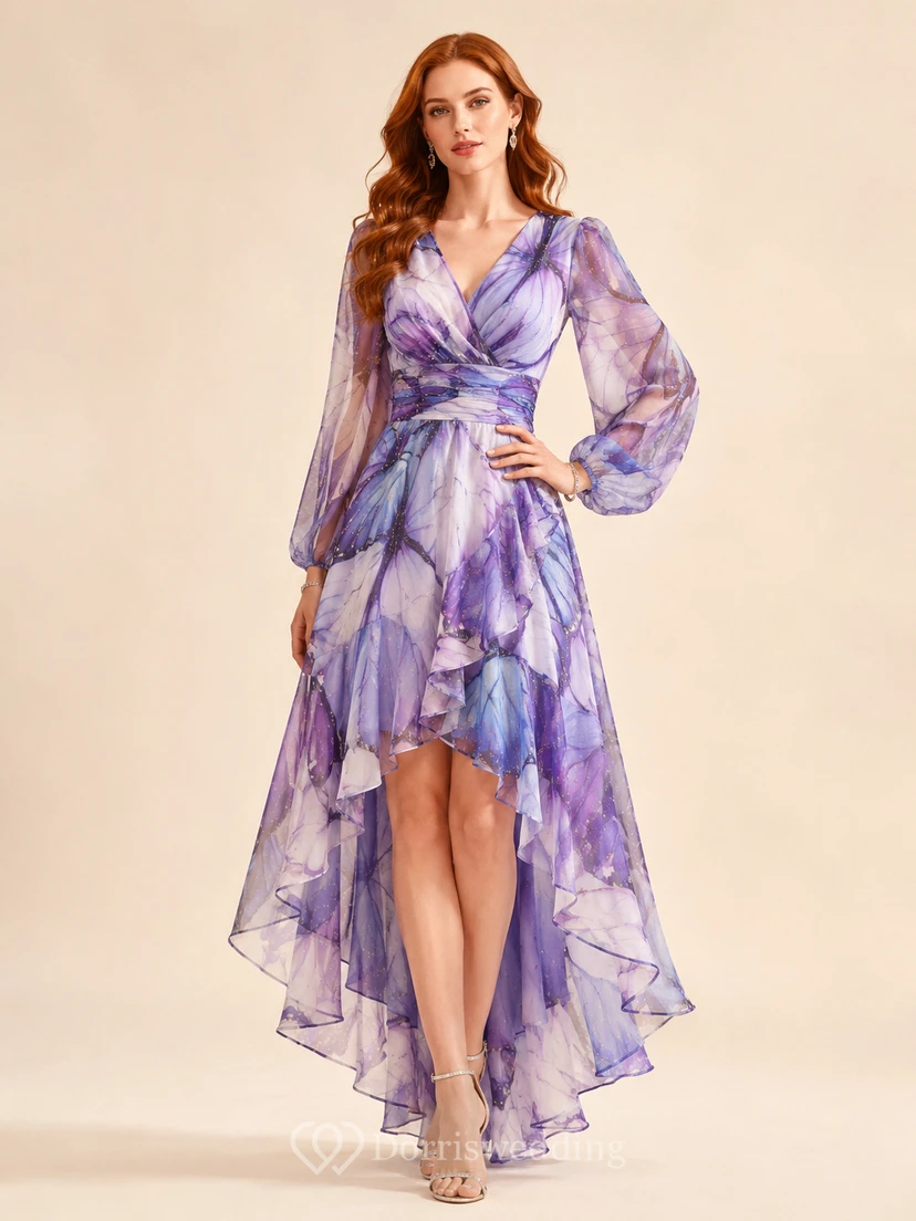 Vestido largo cruzado de gasa con estampado de alas de mariposa moradas y manga larga, corte asimétrico.