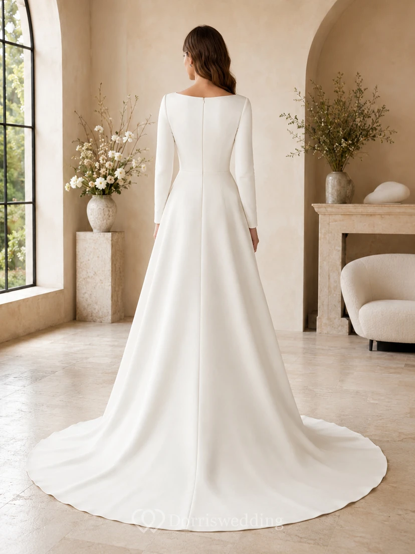 Robe de mariée simple en satin, coupe trapèze, manches longues et ourlet bateau, longueur au sol. view 2