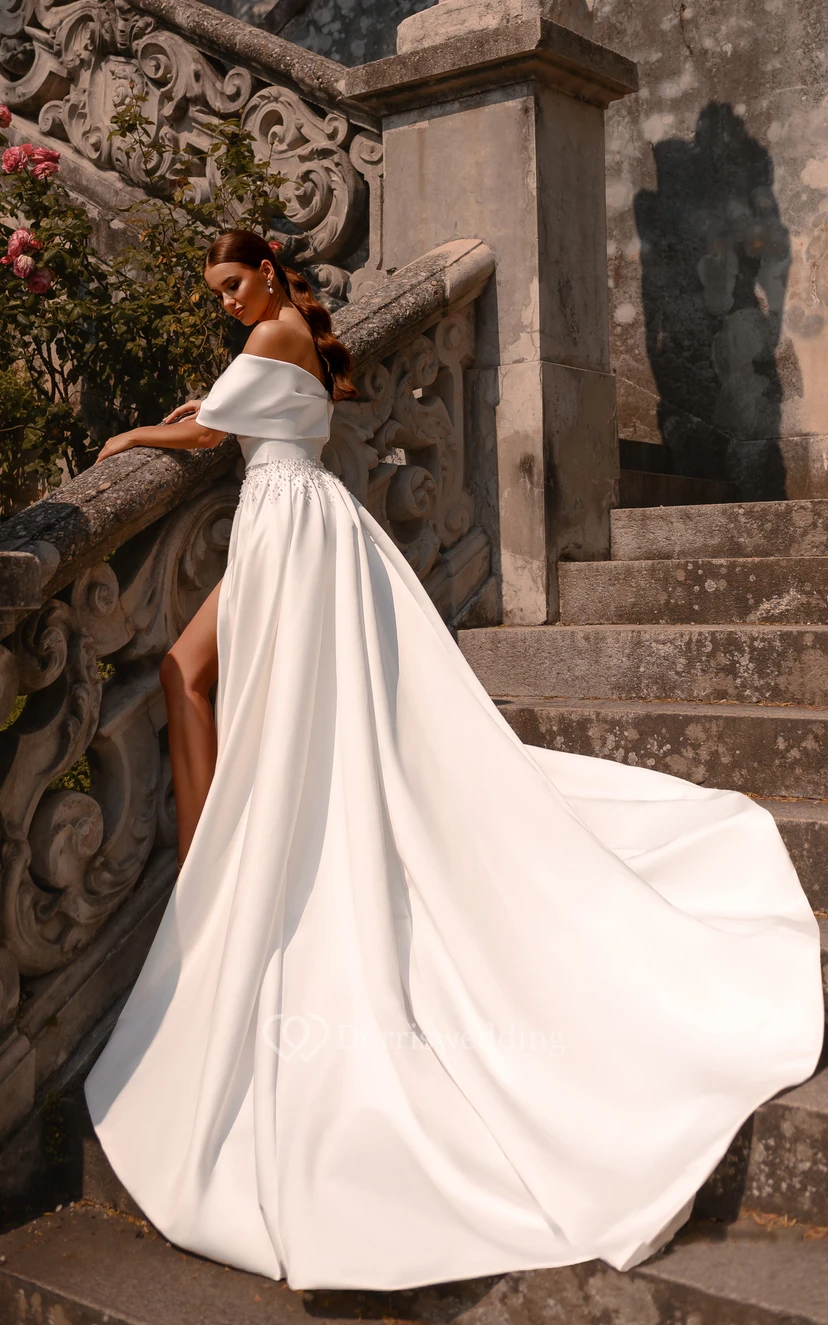 Robe de mariée simple en satin, élégante, à épaules dénudées, coupe empire, fente sur le devant et ceinture perlée view 4