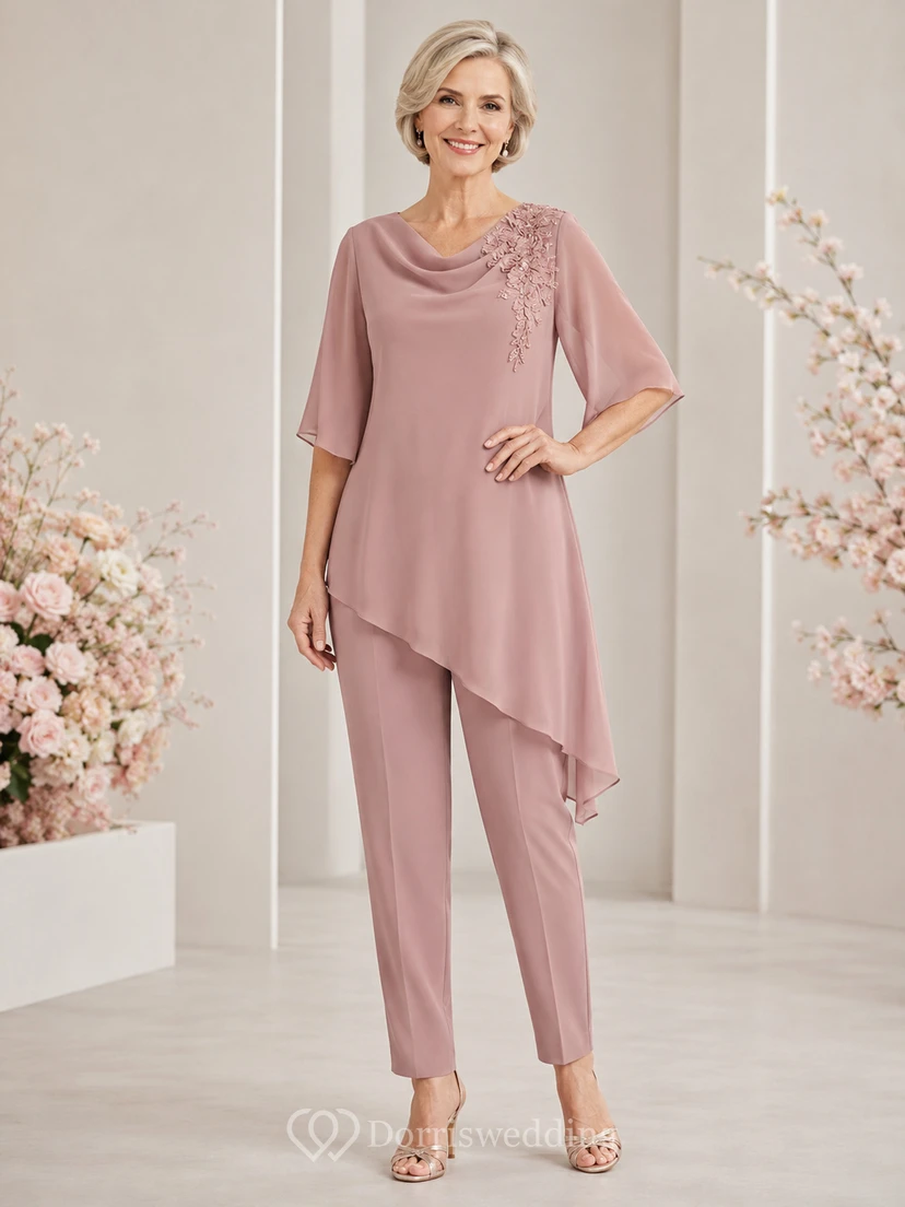 Asymmetrischer Hosenanzug in Altrosa mit Wasserfallausschnitt, floraler Schulterapplikation, halblangen Ärmeln und schmal zulaufender Hose – perfekt für die Mutter der Braut.