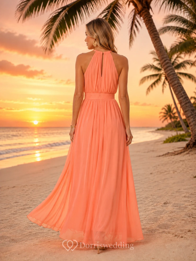 Vestido largo de playa de gasa plisada color coral con escote halter, ideal para invitadas. view 2