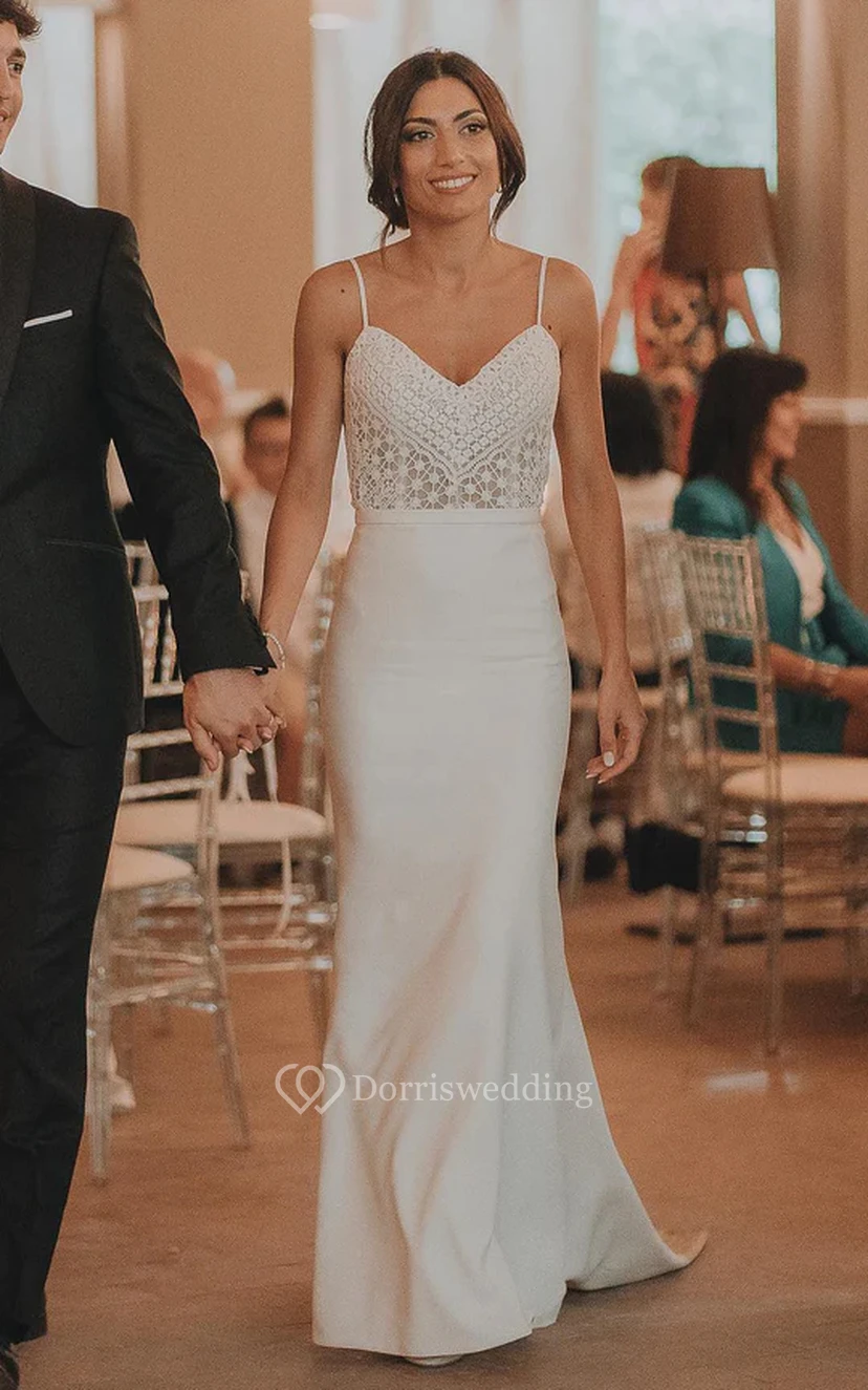 Vestido de novia sencillo estilo bohemio de tirantes finos y corte imperio con top de encaje. view 4