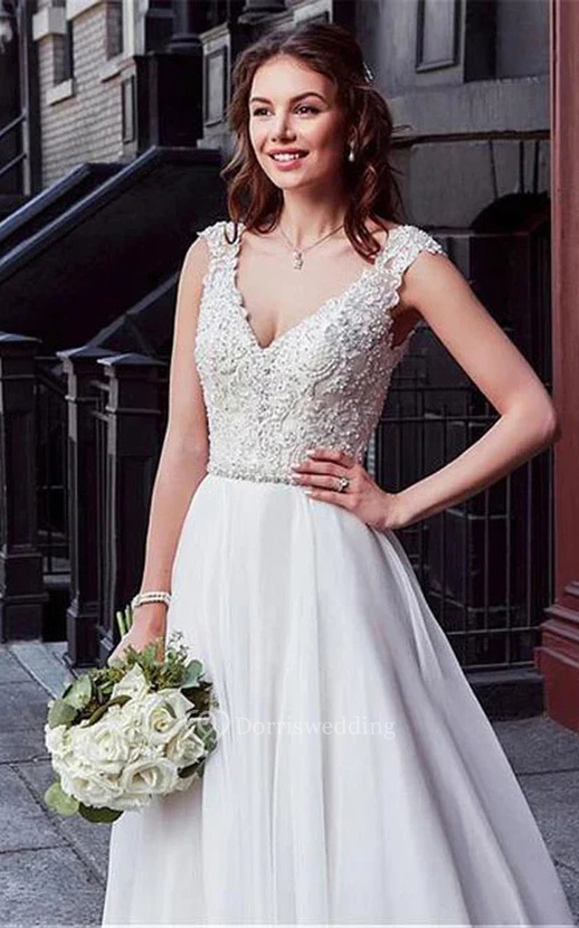 Robe de mariée de bal sans manches à col en V et coupe trapèze, ornée d'un haut perlé view 3