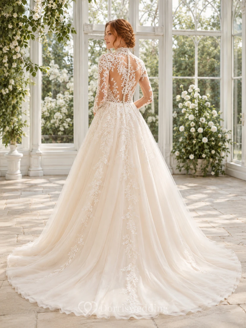 Vestido de novia de gala sin mangas con cuello alto y encaje ilusión color champán view 2
